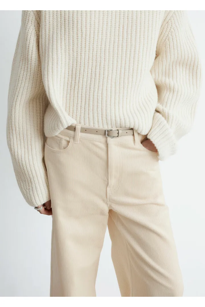 앤아더스토리즈 와이드 코듀로이 트라우저의 크림컬러 ECOMLook입니다.