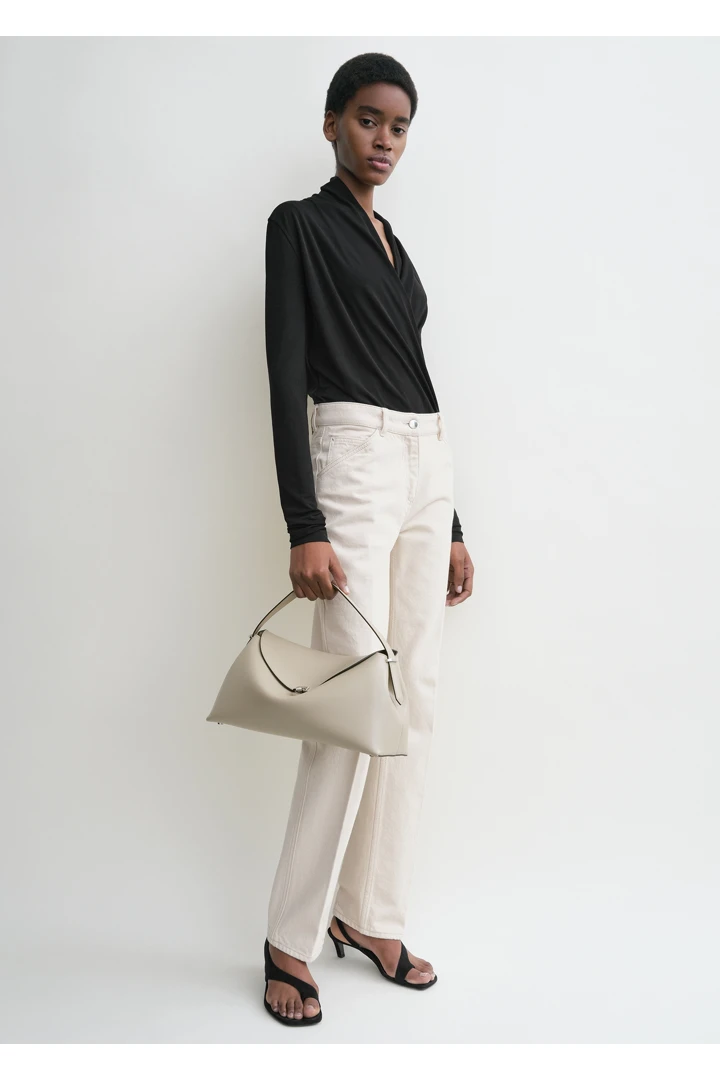 TOTEME 티-락 탑 핸들 폰의 폰컬러 1번쨰 이미지입니다.