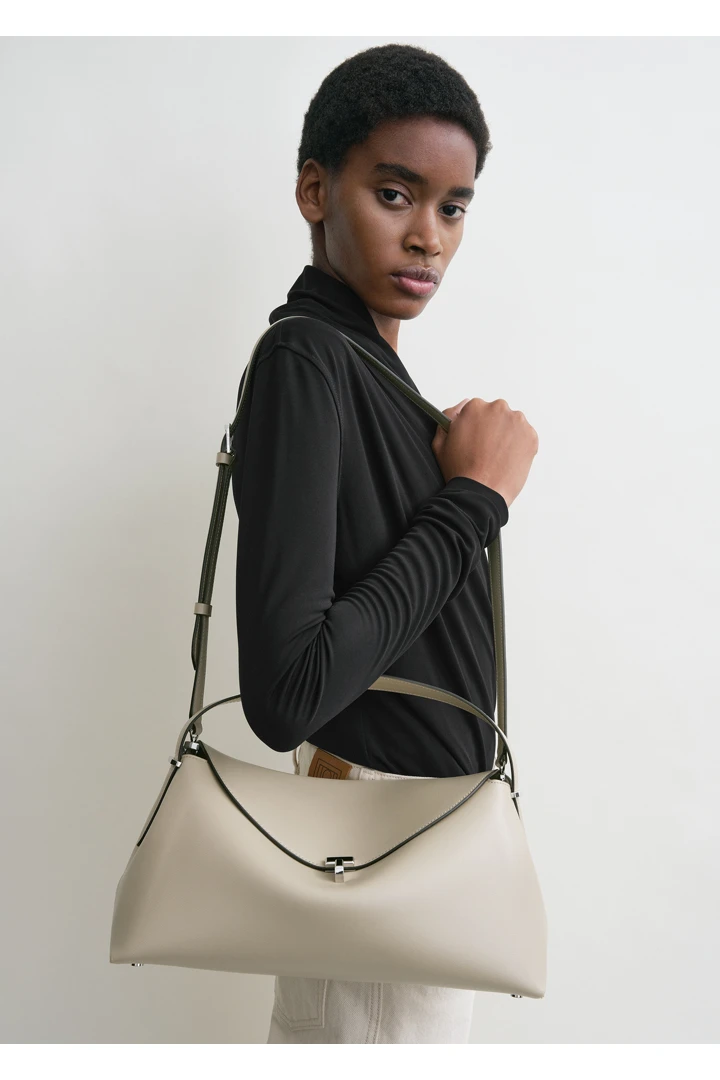 TOTEME 티-락 탑 핸들 폰의 폰컬러 2번쨰 이미지입니다.