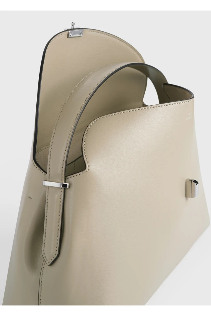 TOTEME 티-락 탑 핸들 폰의 폰컬러 6번쨰 이미지입니다.