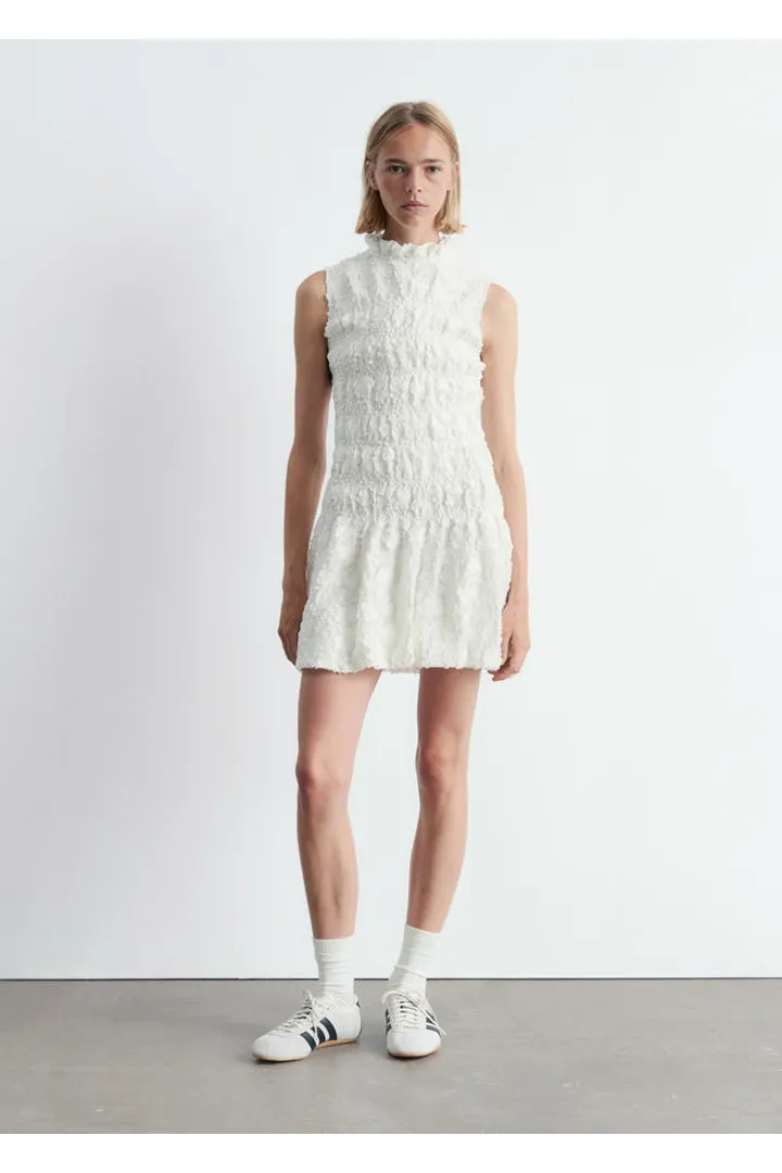 앤아더스토리즈 스모크 미니 드레스의 화이트컬러 ECOMLook입니다.