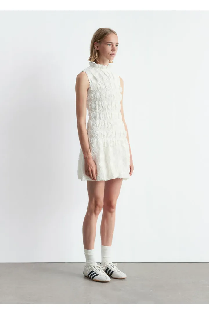 앤아더스토리즈 스모크 미니 드레스의 화이트컬러 ECOMLook입니다.