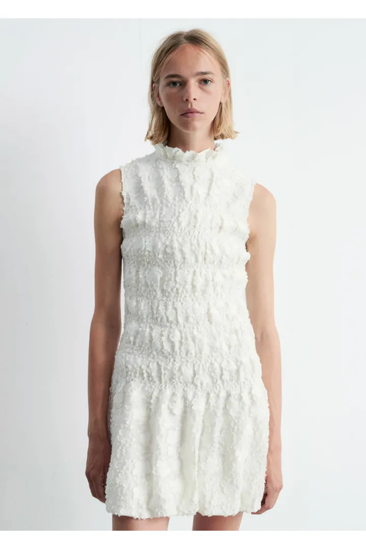 앤아더스토리즈 스모크 미니 드레스의 화이트컬러 ECOMLook입니다.