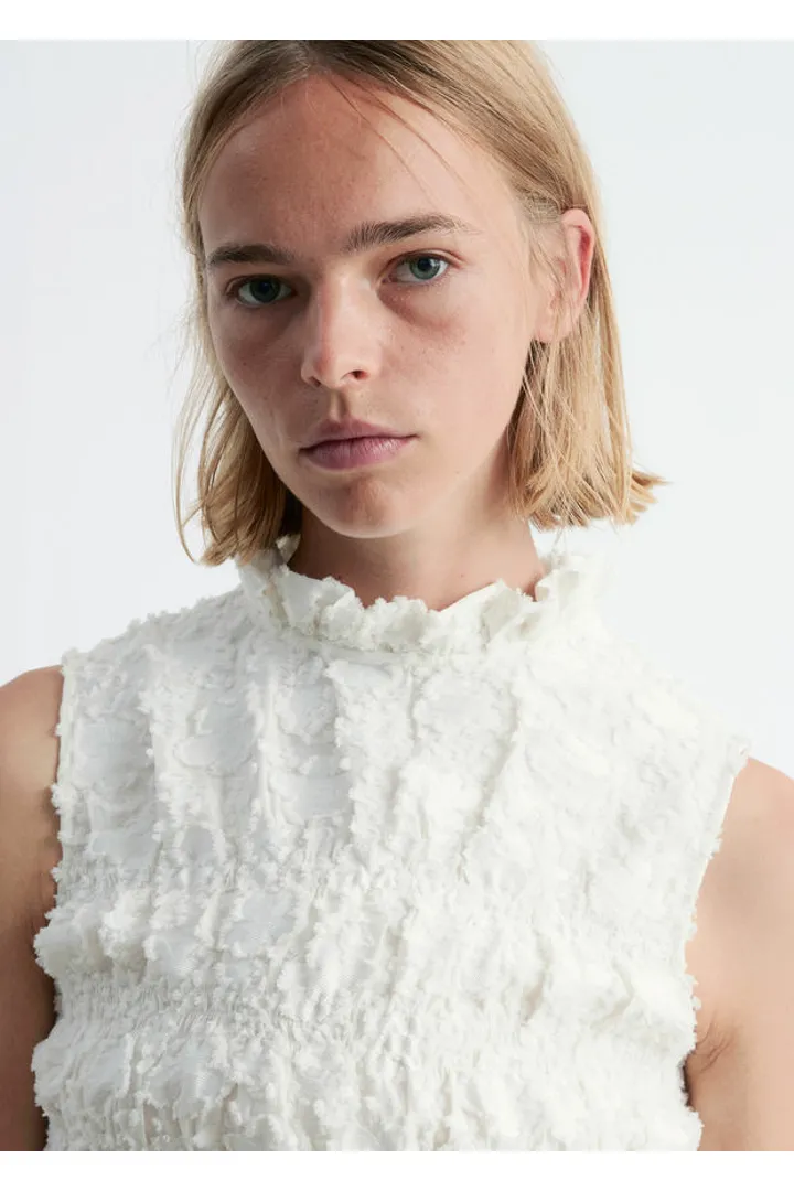 앤아더스토리즈 스모크 미니 드레스의 화이트컬러 ECOMLook입니다.