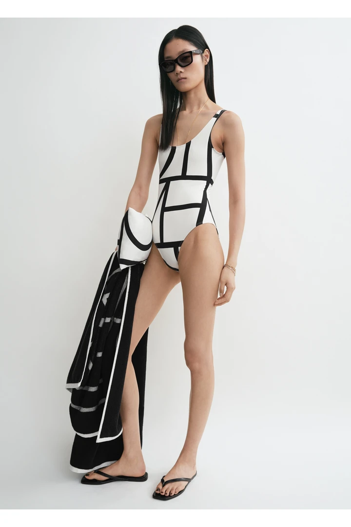 TOTEME 모노그램 스윔수트 두부의 두부컬러 0번쨰 이미지입니다.