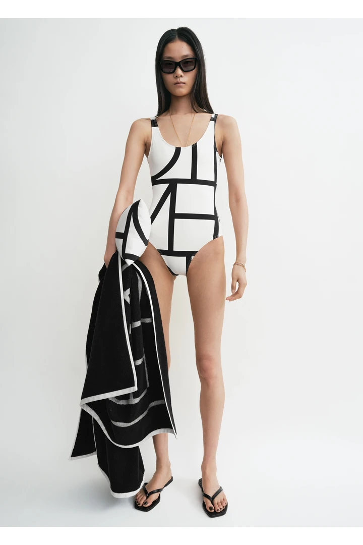 TOTEME 모노그램 스윔수트 두부의 두부컬러 1번쨰 이미지입니다.