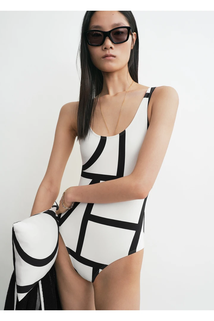 TOTEME 모노그램 스윔수트 두부의 두부컬러 3번쨰 이미지입니다.