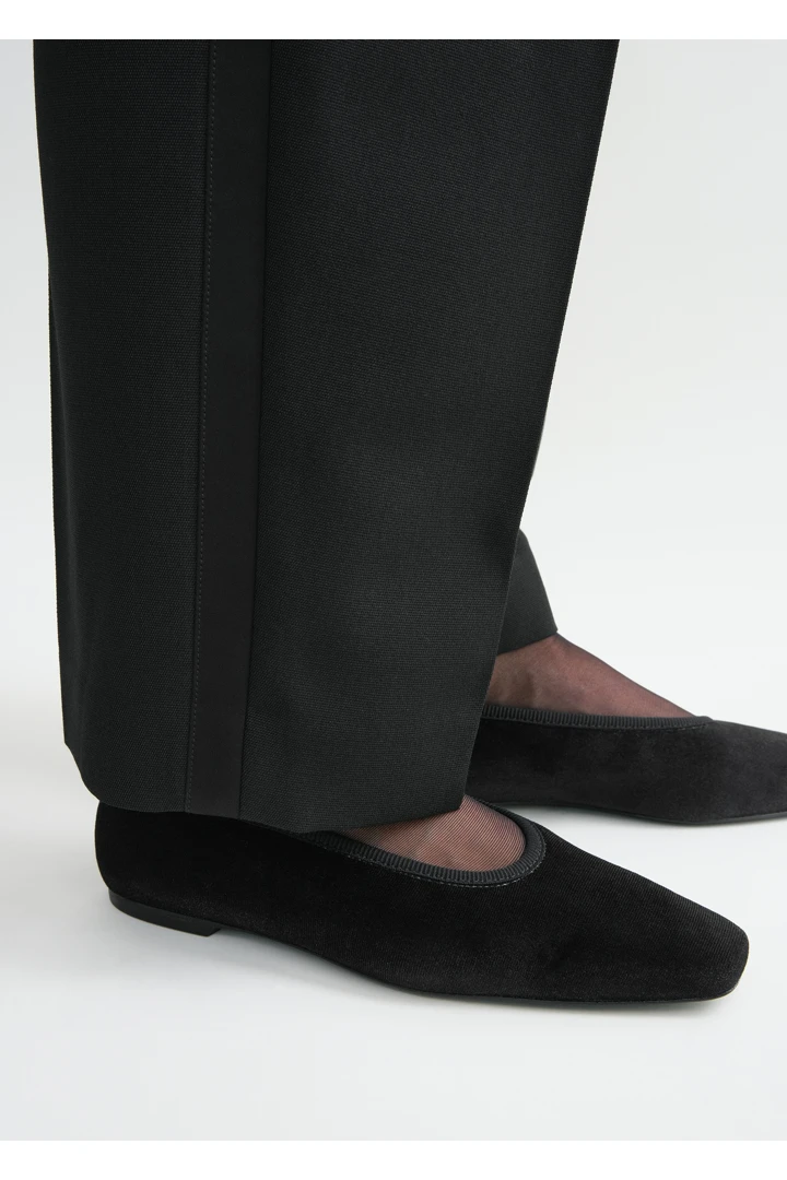 TOTEME 미니멀리스트 벨벳 발레리나 플랫 블랙의 블랙컬러 1번쨰 이미지입니다.