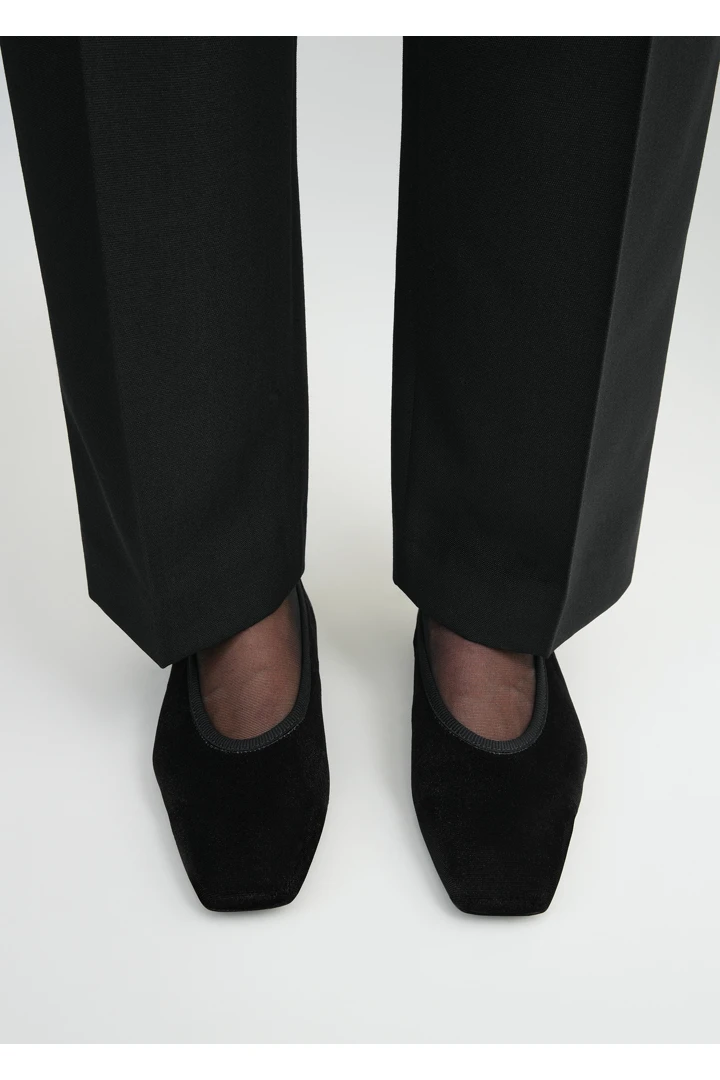 TOTEME 미니멀리스트 벨벳 발레리나 플랫 블랙의 블랙컬러 2번쨰 이미지입니다.