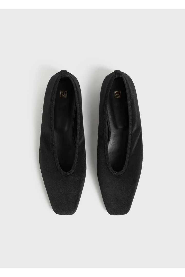 TOTEME 미니멀리스트 벨벳 발레리나 플랫 블랙의 블랙컬러 4번쨰 이미지입니다.