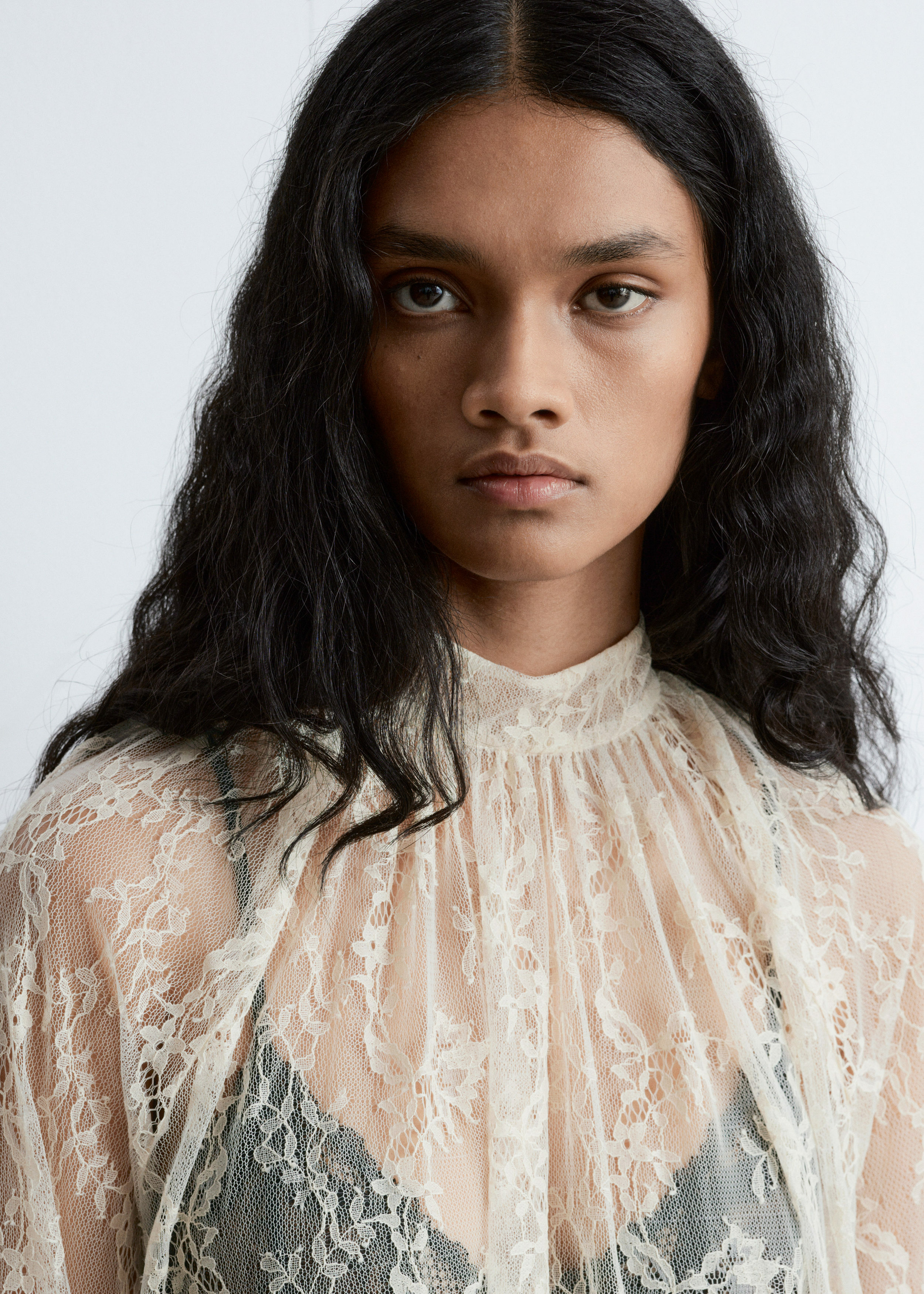 앤아더스토리즈 플라운스 레이스 블라우스의 크림컬러 ECOMLook입니다.