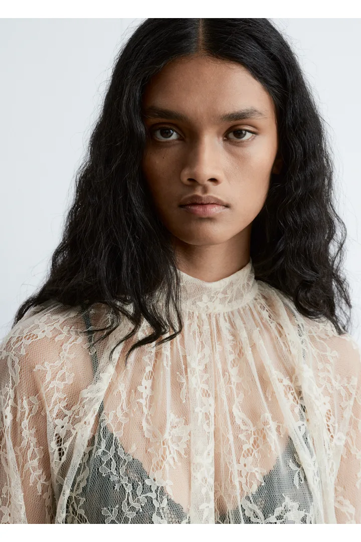 앤아더스토리즈 플라운스 레이스 블라우스의 크림컬러 ECOMLook입니다.