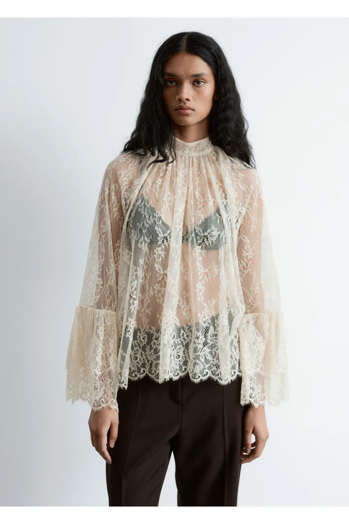 앤아더스토리즈 플라운스 레이스 블라우스의 크림컬러 ECOMLook입니다.