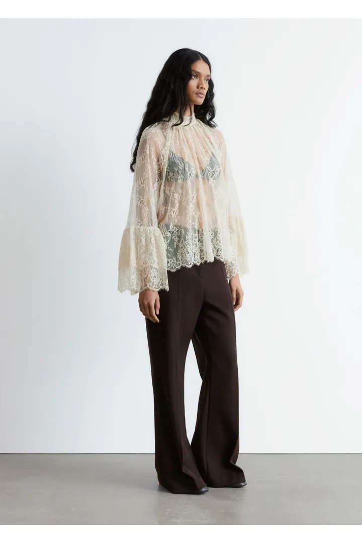 앤아더스토리즈 플라운스 레이스 블라우스의 크림컬러 ECOMLook입니다.