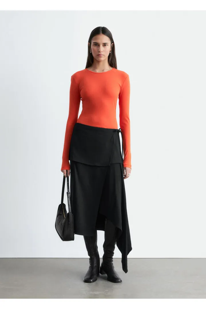 앤아더스토리즈 비대칭 랩 미디 스커트의 블랙컬러 ECOMLook입니다.