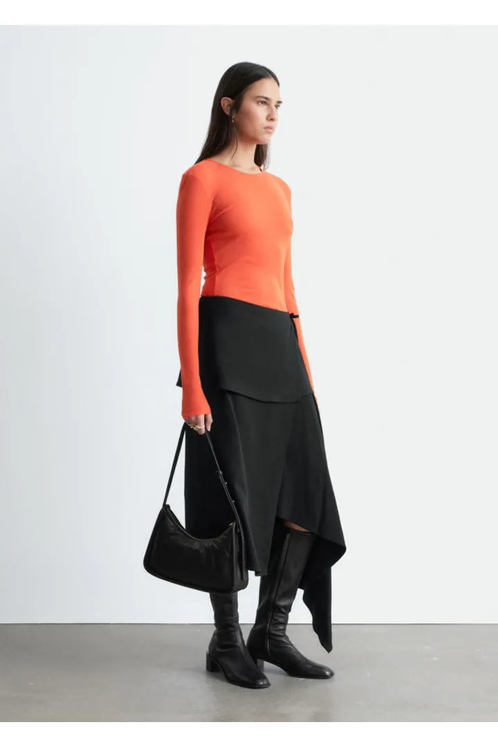 앤아더스토리즈 비대칭 랩 미디 스커트의 블랙컬러 ECOMLook입니다.