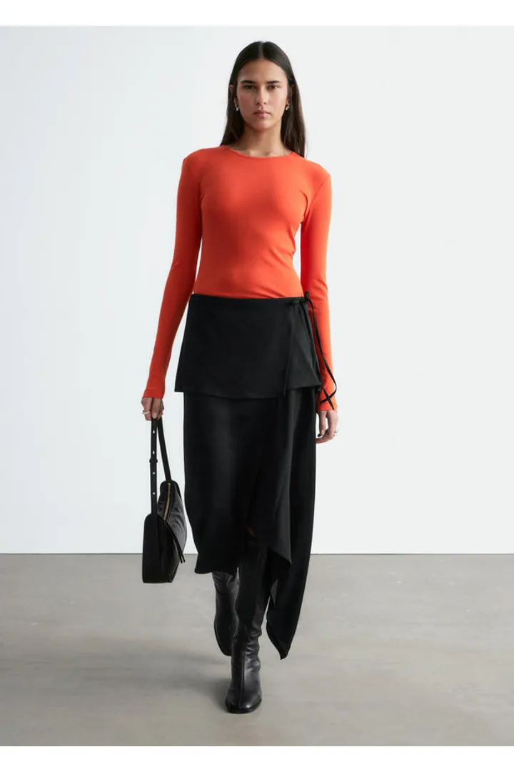 앤아더스토리즈 비대칭 랩 미디 스커트의 블랙컬러 ECOMLook입니다.