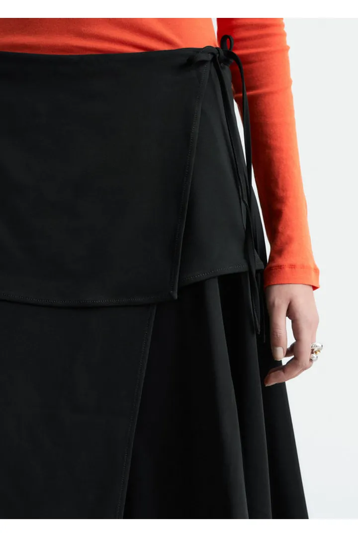 앤아더스토리즈 비대칭 랩 미디 스커트의 블랙컬러 ECOMLook입니다.