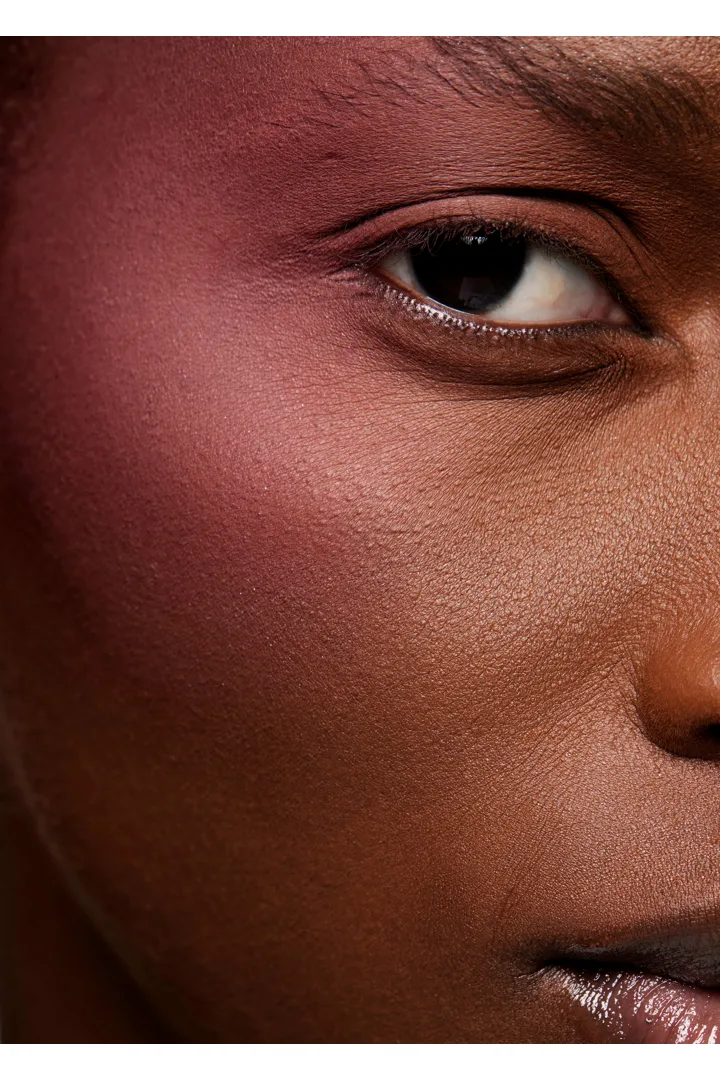 앤아더스토리즈 파우더 블러시의 블로썸 아웃컬러 ECOMLook입니다.