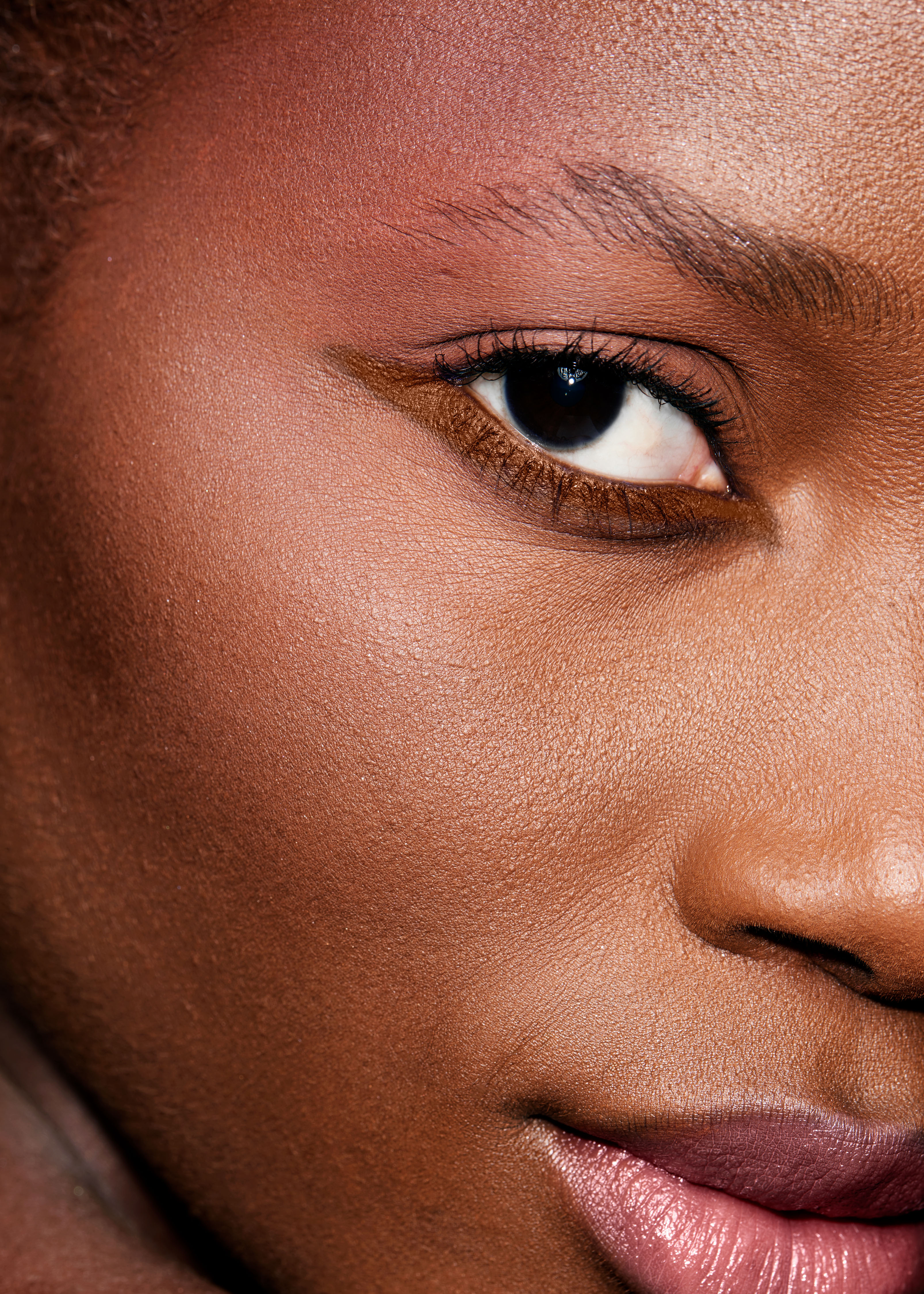 앤아더스토리즈 아이 펜슬의 페이머스 프라운컬러 ECOMLook입니다.