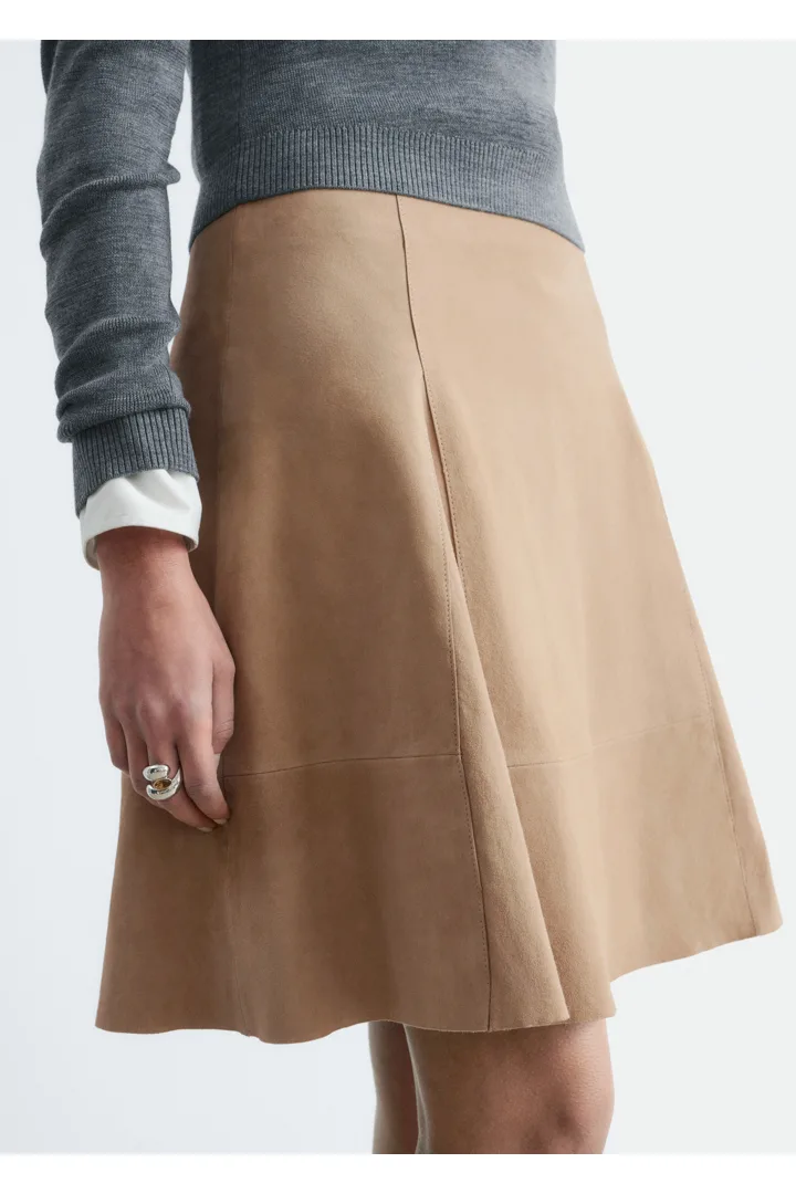 앤아더스토리즈 니 렝스 A 라인 스웨이드 스커트의 베이지컬러 ECOMLook입니다.