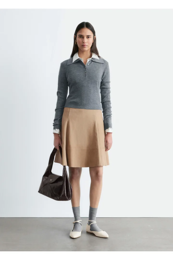 앤아더스토리즈 니 렝스 A 라인 스웨이드 스커트의 베이지컬러 ECOMLook입니다.