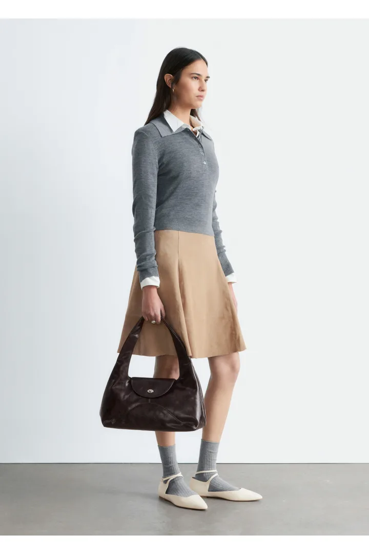 앤아더스토리즈 니 렝스 A 라인 스웨이드 스커트의 베이지컬러 ECOMLook입니다.