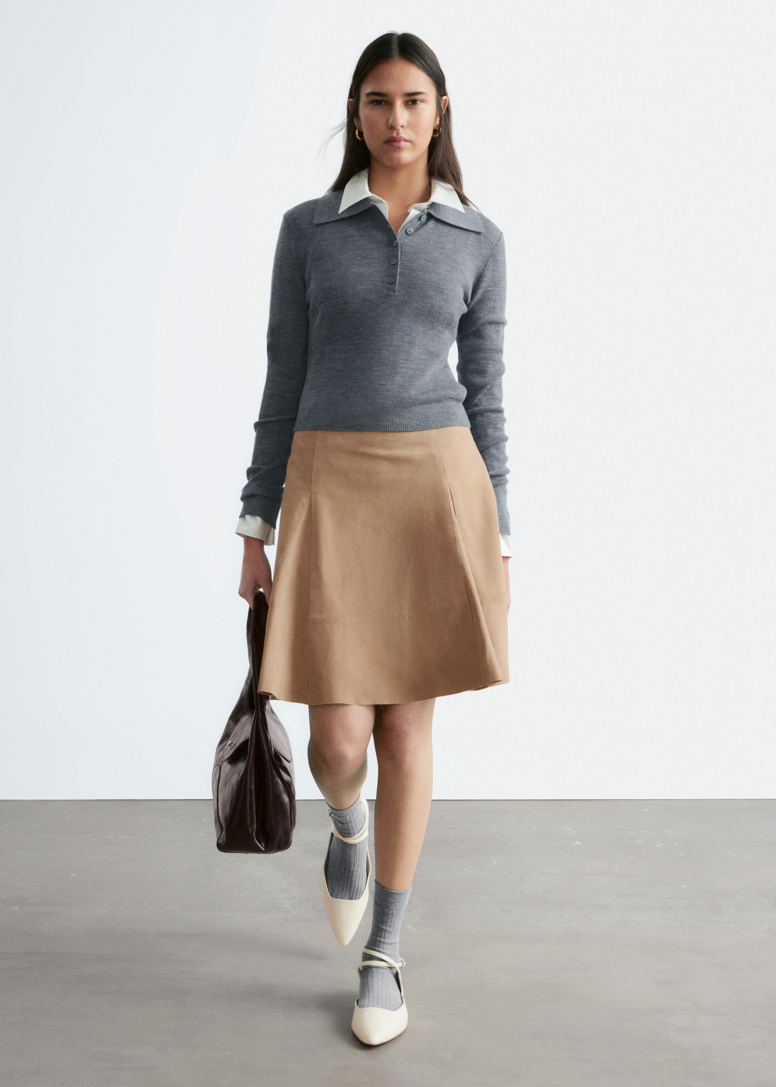 앤아더스토리즈 니 렝스 A 라인 스웨이드 스커트의 베이지컬러 ECOMLook입니다.