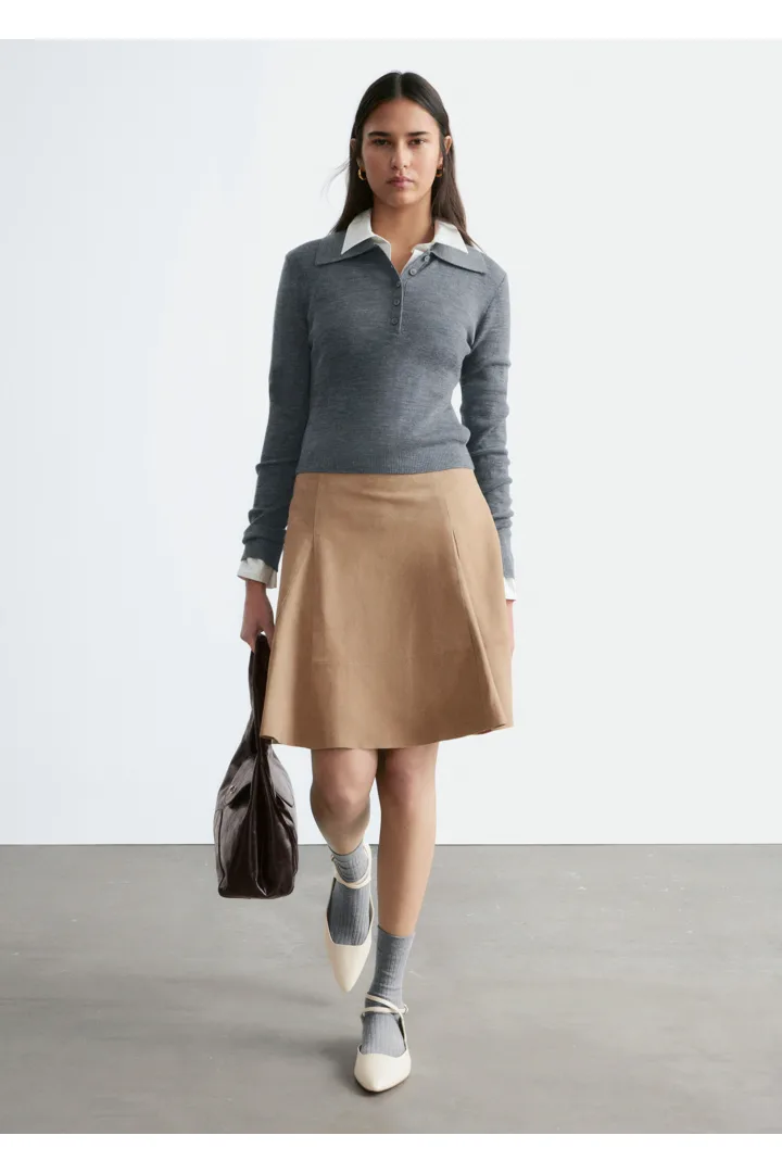 앤아더스토리즈 니 렝스 A 라인 스웨이드 스커트의 베이지컬러 ECOMLook입니다.