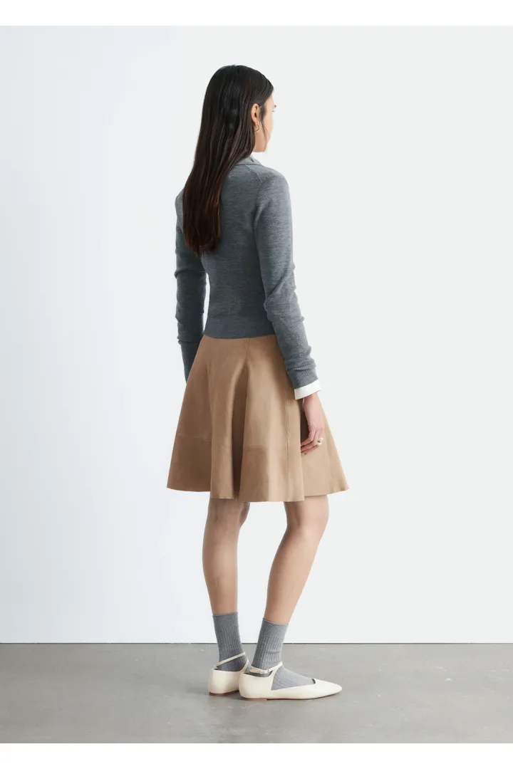 앤아더스토리즈 니 렝스 A 라인 스웨이드 스커트의 베이지컬러 ECOMLook입니다.