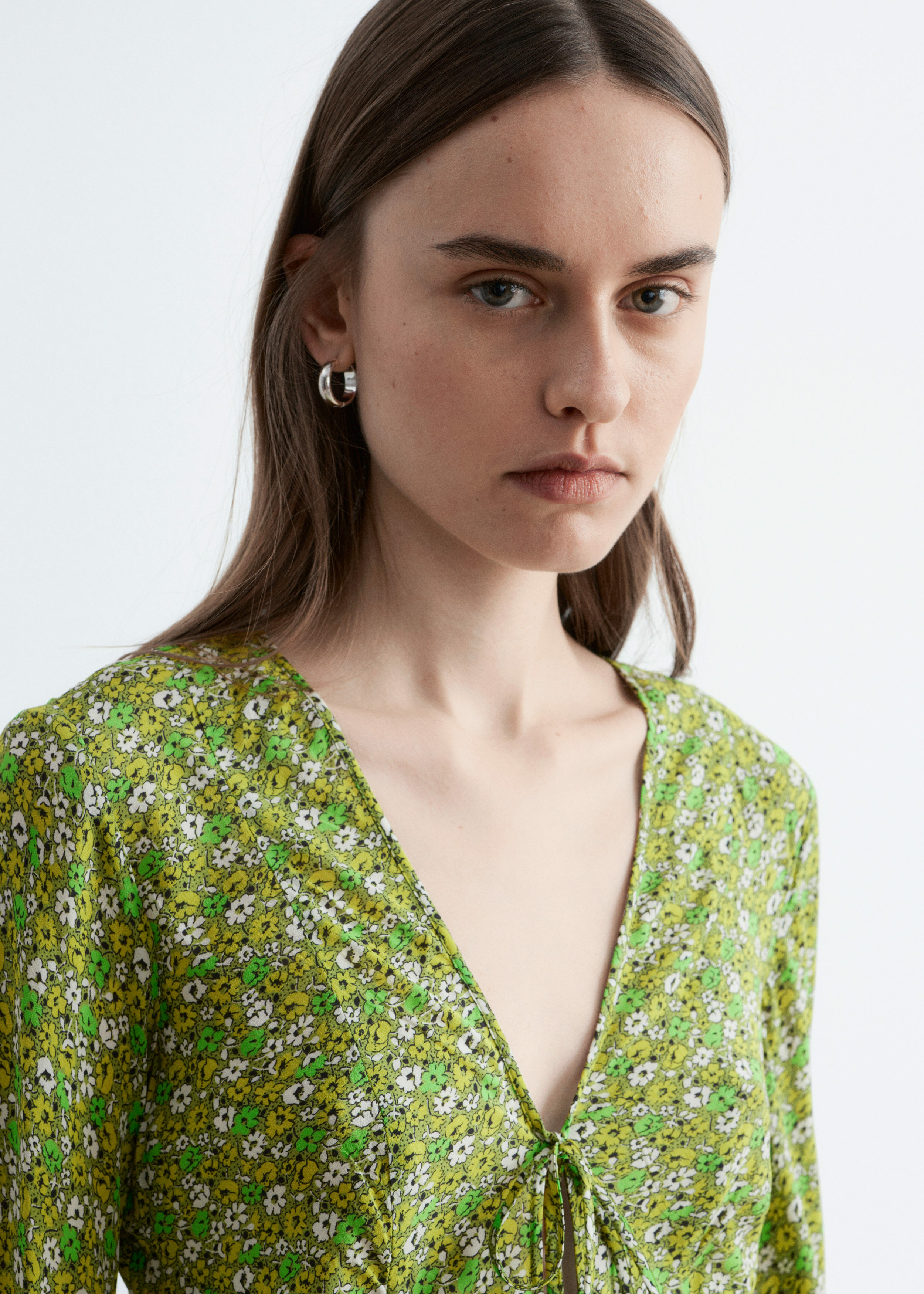 앤아더스토리즈 플로럴 V 넥 미디 드레스의 그린-플로럴 패턴컬러 ECOMLook입니다.