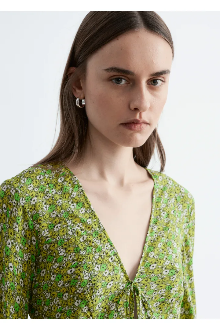 앤아더스토리즈 플로럴 V 넥 미디 드레스의 그린-플로럴 패턴컬러 ECOMLook입니다.