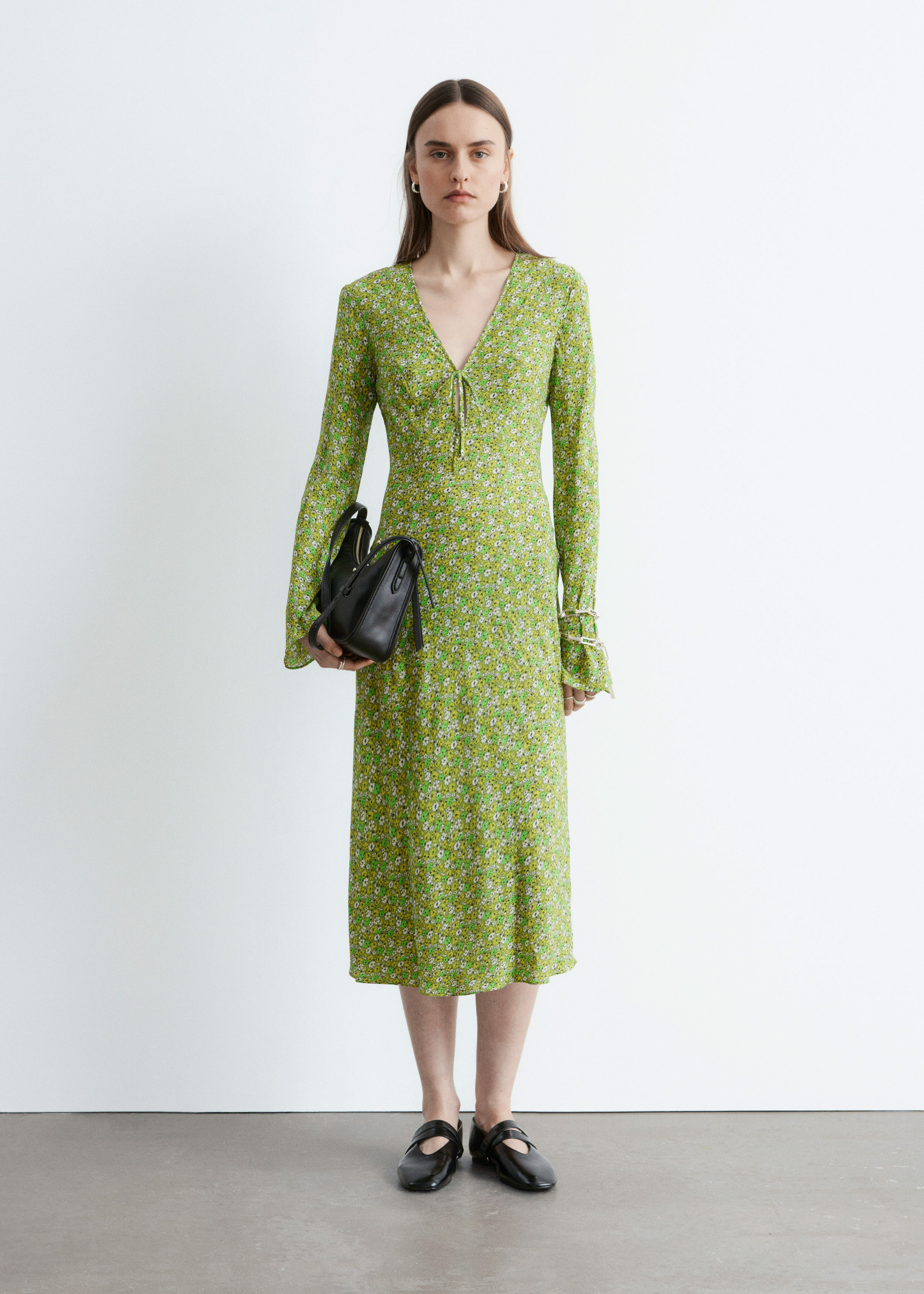 앤아더스토리즈 플로럴 V 넥 미디 드레스의 그린-플로럴 패턴컬러 ECOMLook입니다.