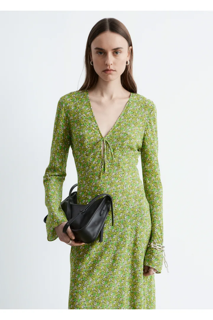 앤아더스토리즈 플로럴 V 넥 미디 드레스의 그린-플로럴 패턴컬러 ECOMLook입니다.