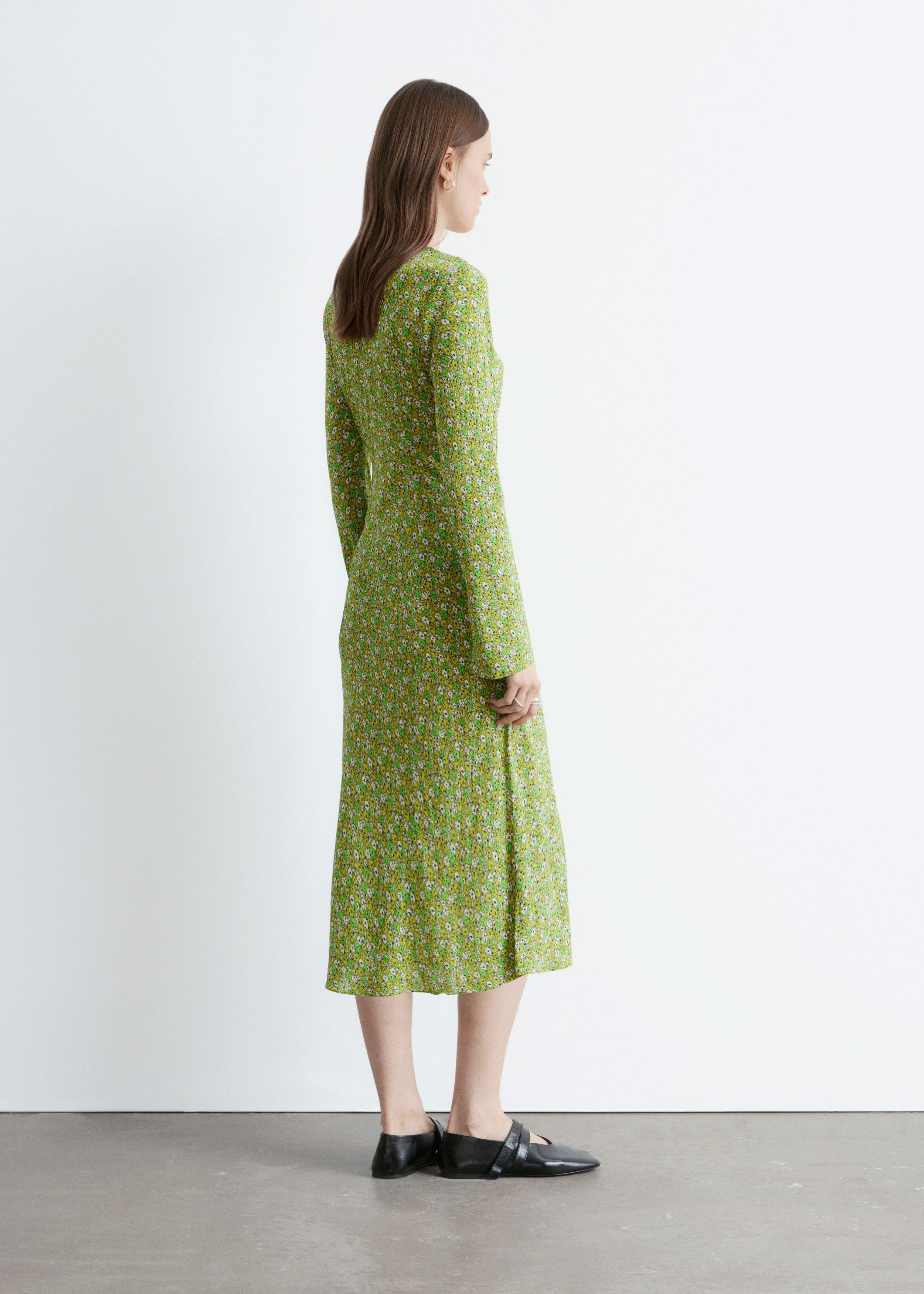앤아더스토리즈 플로럴 V 넥 미디 드레스의 그린-플로럴 패턴컬러 ECOMLook입니다.