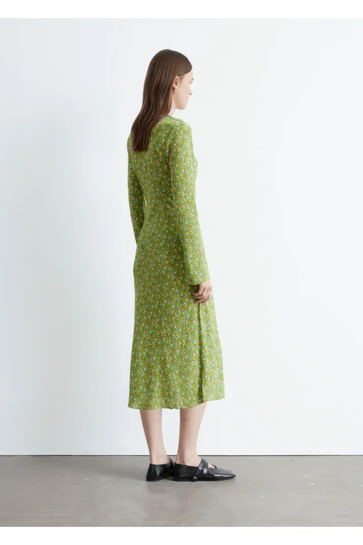 앤아더스토리즈 플로럴 V 넥 미디 드레스의 그린-플로럴 패턴컬러 ECOMLook입니다.