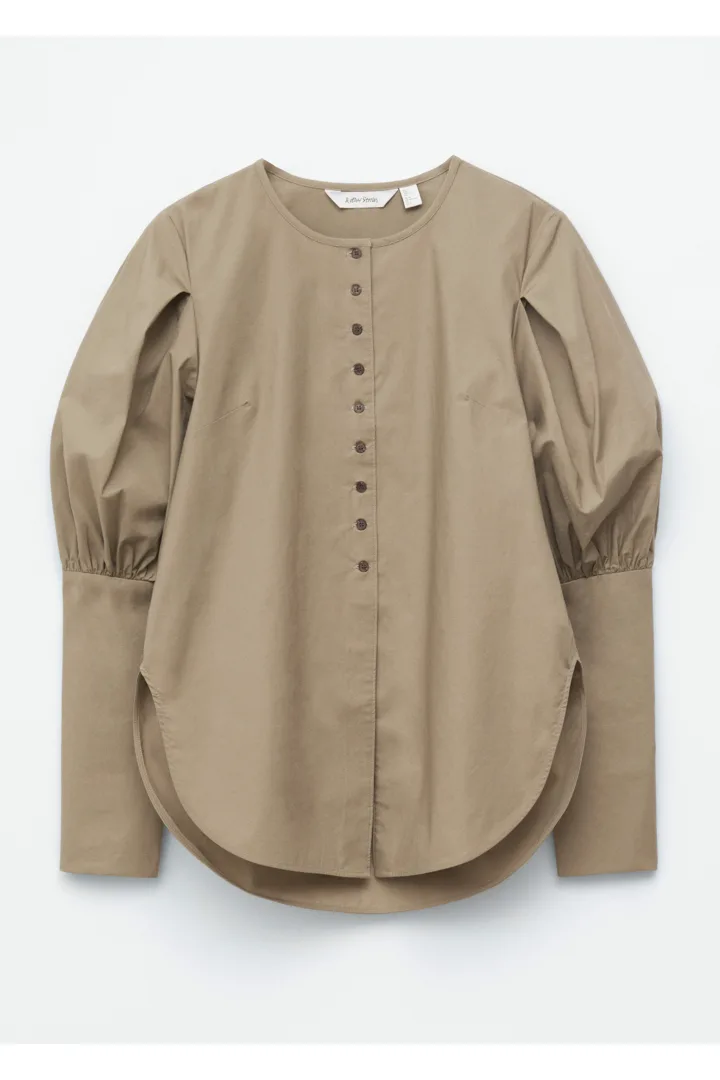 앤아더스토리즈 퍼프 슬리브 블라우스의 다크 베이지컬러 Product입니다.