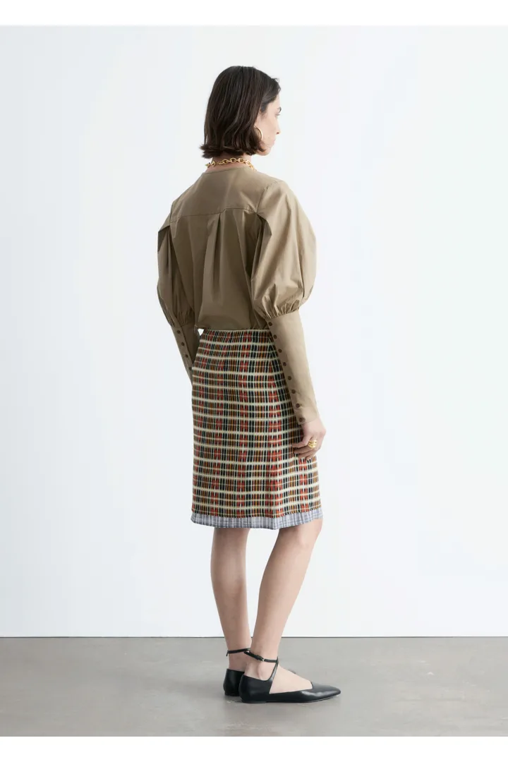 앤아더스토리즈 퍼프 슬리브 블라우스의 다크 베이지컬러 ECOMLook입니다.