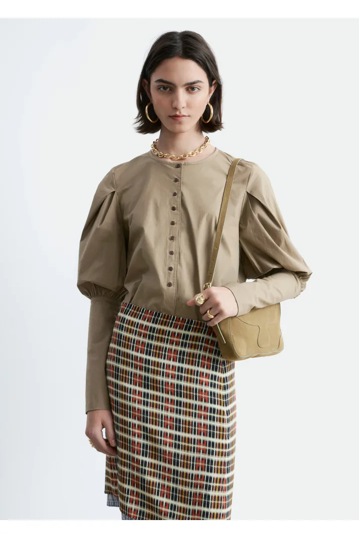 앤아더스토리즈 퍼프 슬리브 블라우스의 다크 베이지컬러 ECOMLook입니다.