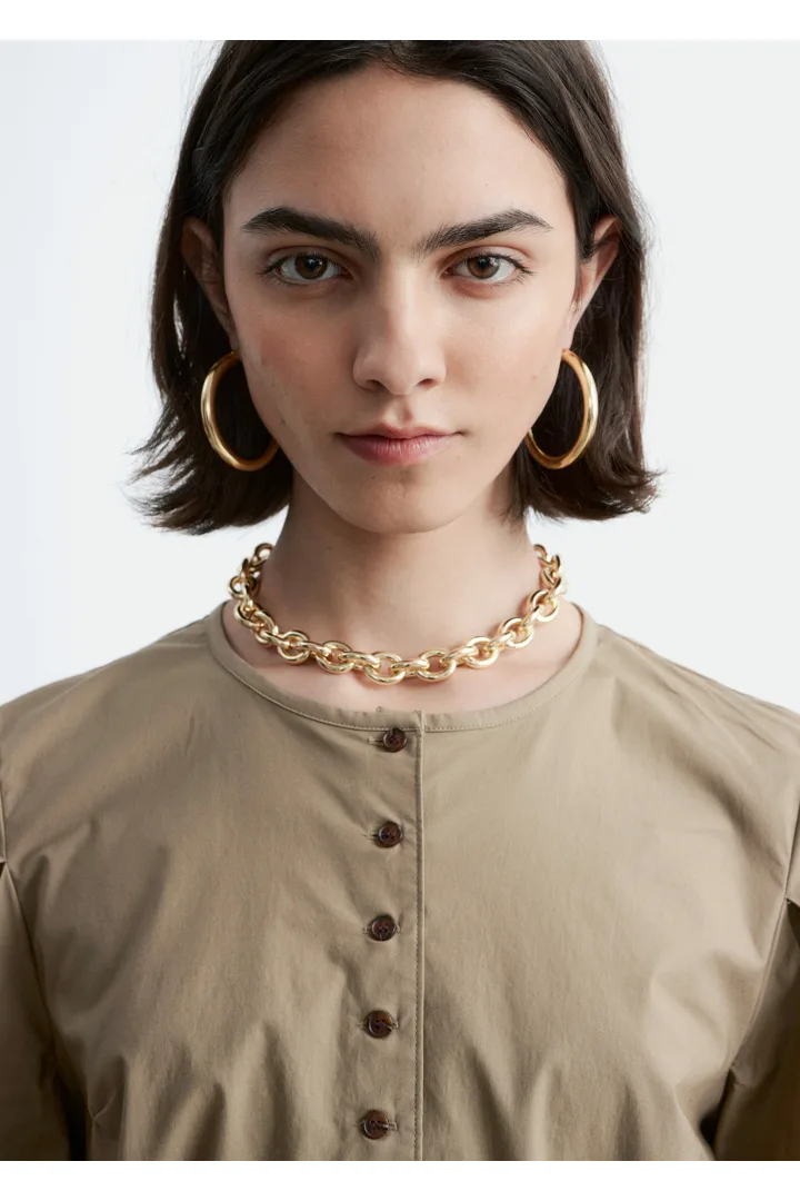 앤아더스토리즈 퍼프 슬리브 블라우스의 다크 베이지컬러 ECOMLook입니다.