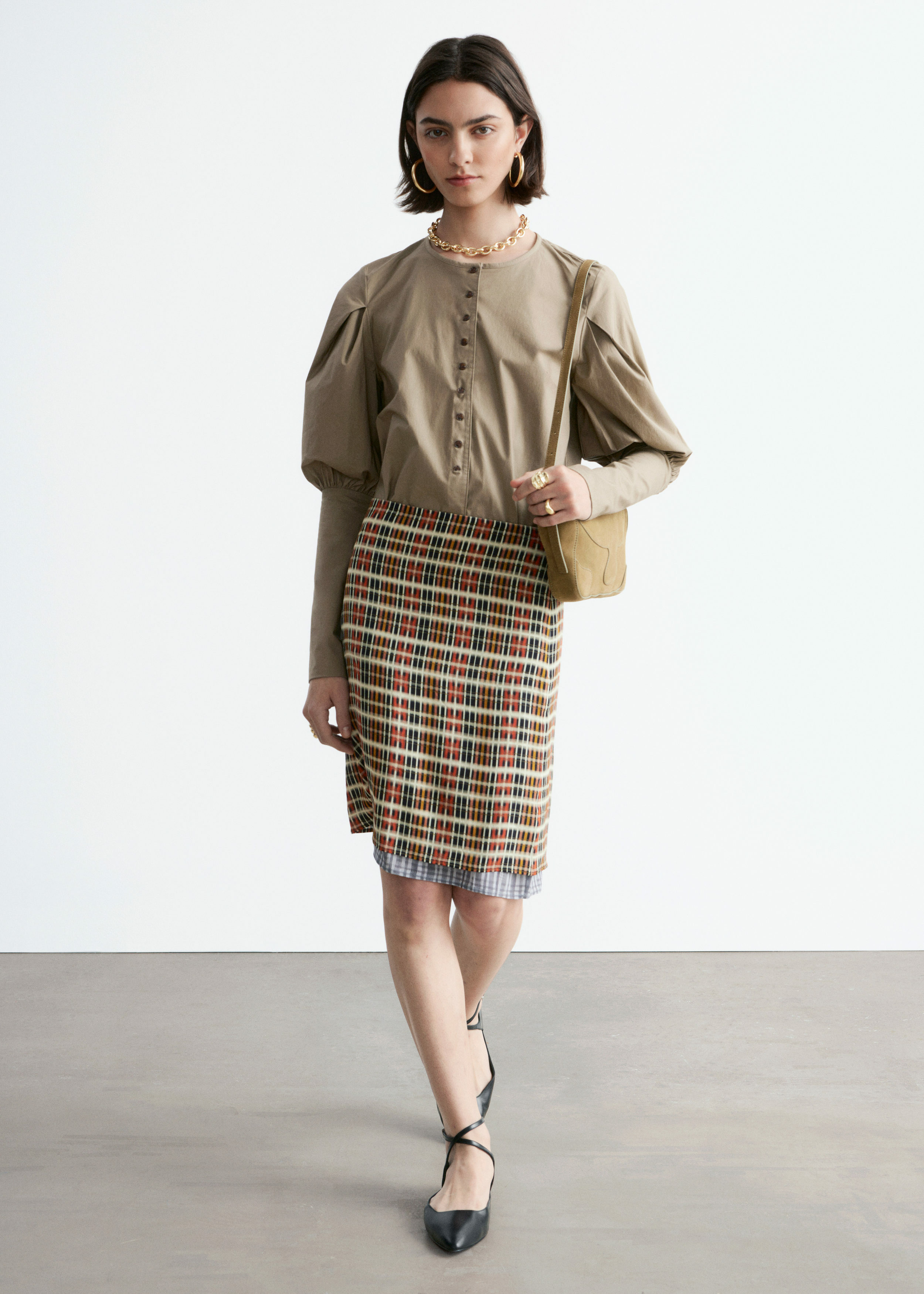 앤아더스토리즈 퍼프 슬리브 블라우스의 다크 베이지컬러 ECOMLook입니다.