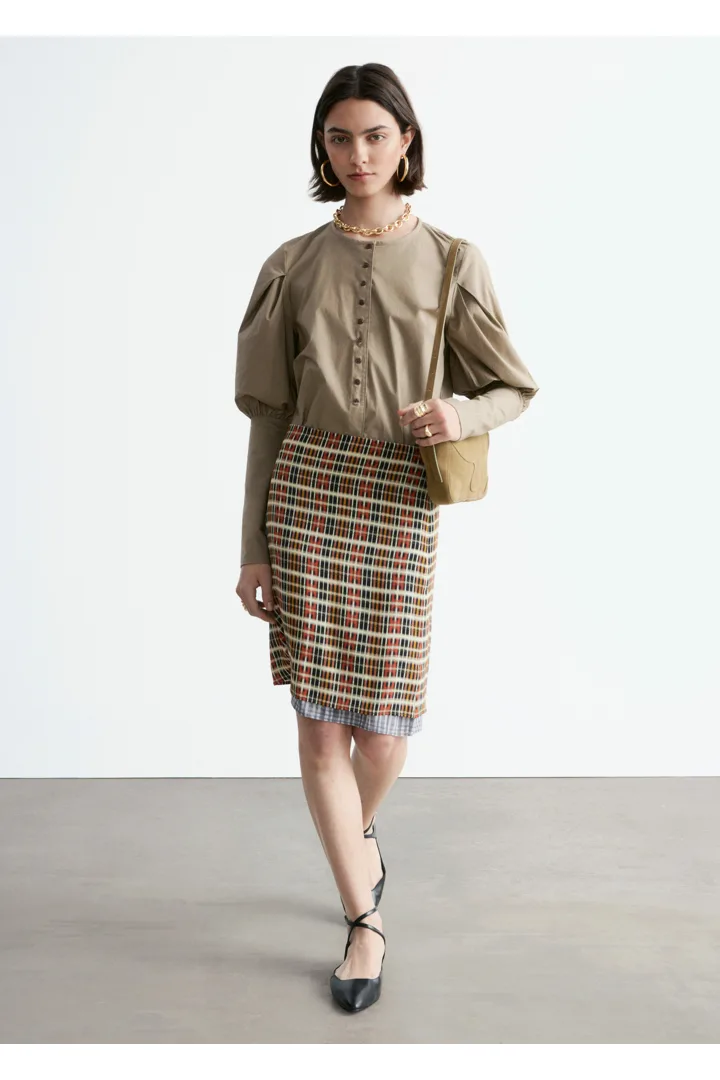 앤아더스토리즈 퍼프 슬리브 블라우스의 다크 베이지컬러 ECOMLook입니다.