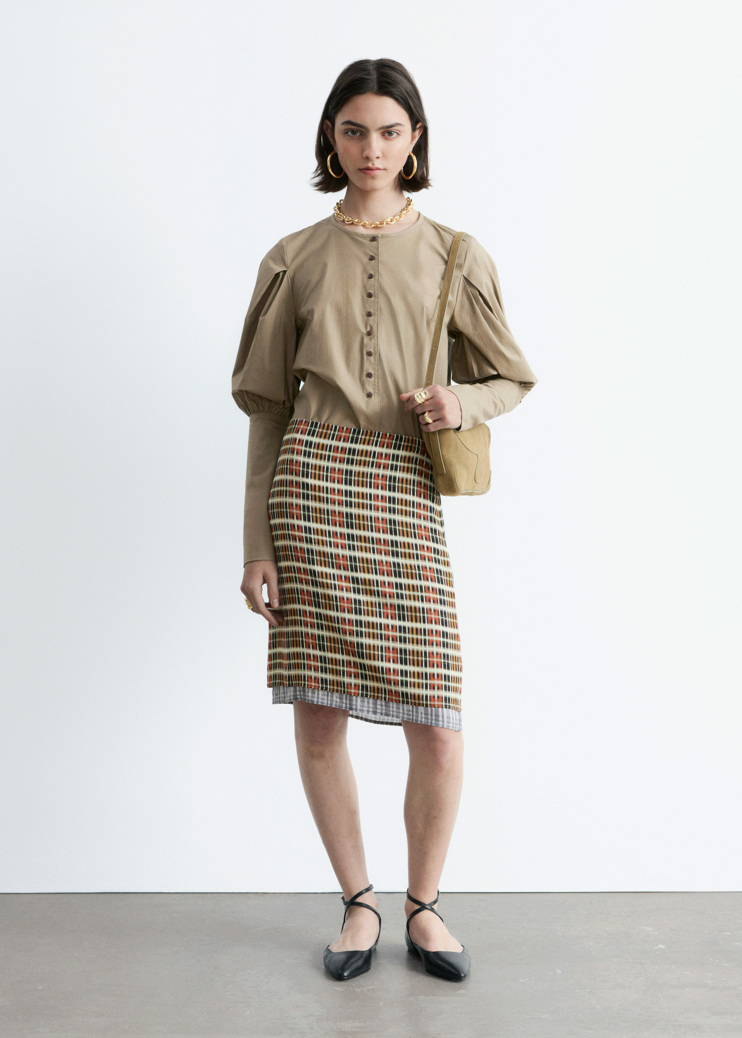 앤아더스토리즈 퍼프 슬리브 블라우스의 다크 베이지컬러 ECOMLook입니다.