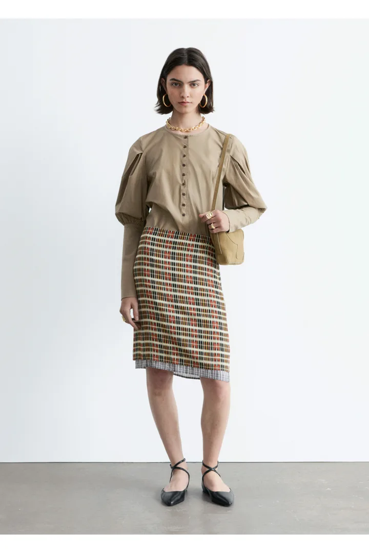 앤아더스토리즈 퍼프 슬리브 블라우스의 다크 베이지컬러 ECOMLook입니다.