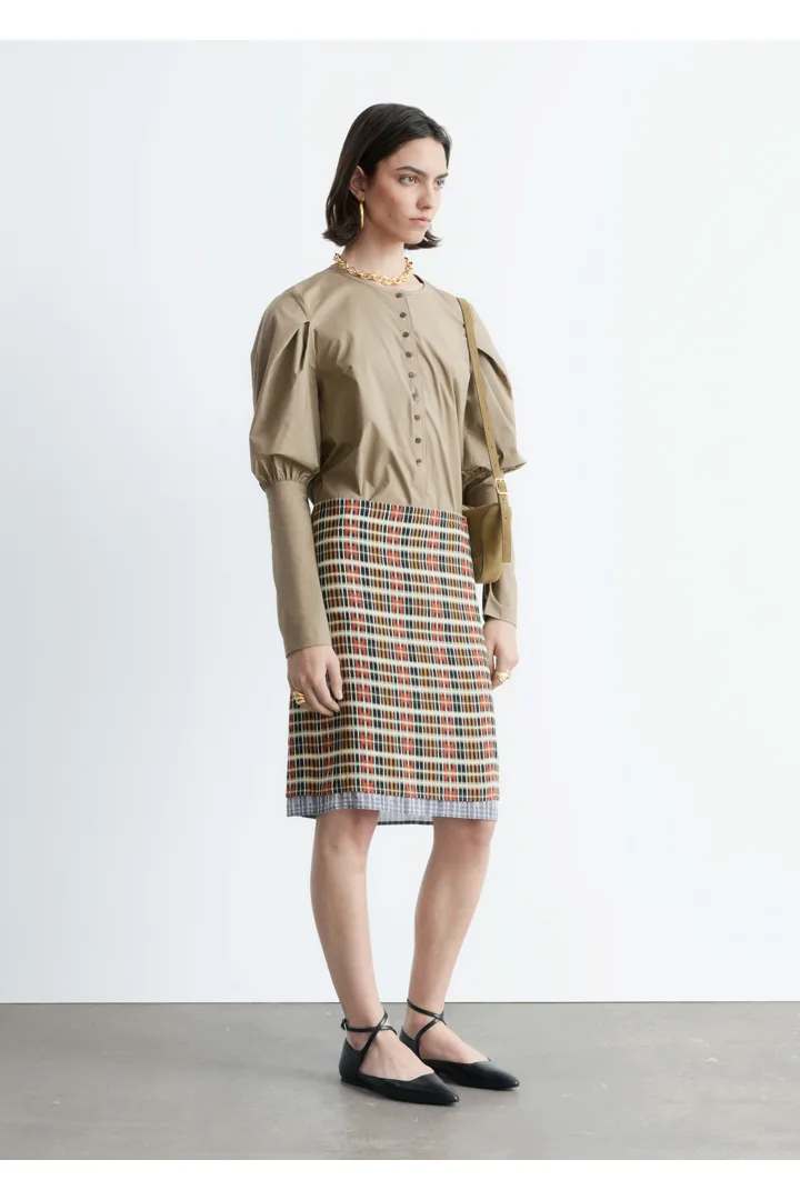 앤아더스토리즈 퍼프 슬리브 블라우스의 다크 베이지컬러 ECOMLook입니다.