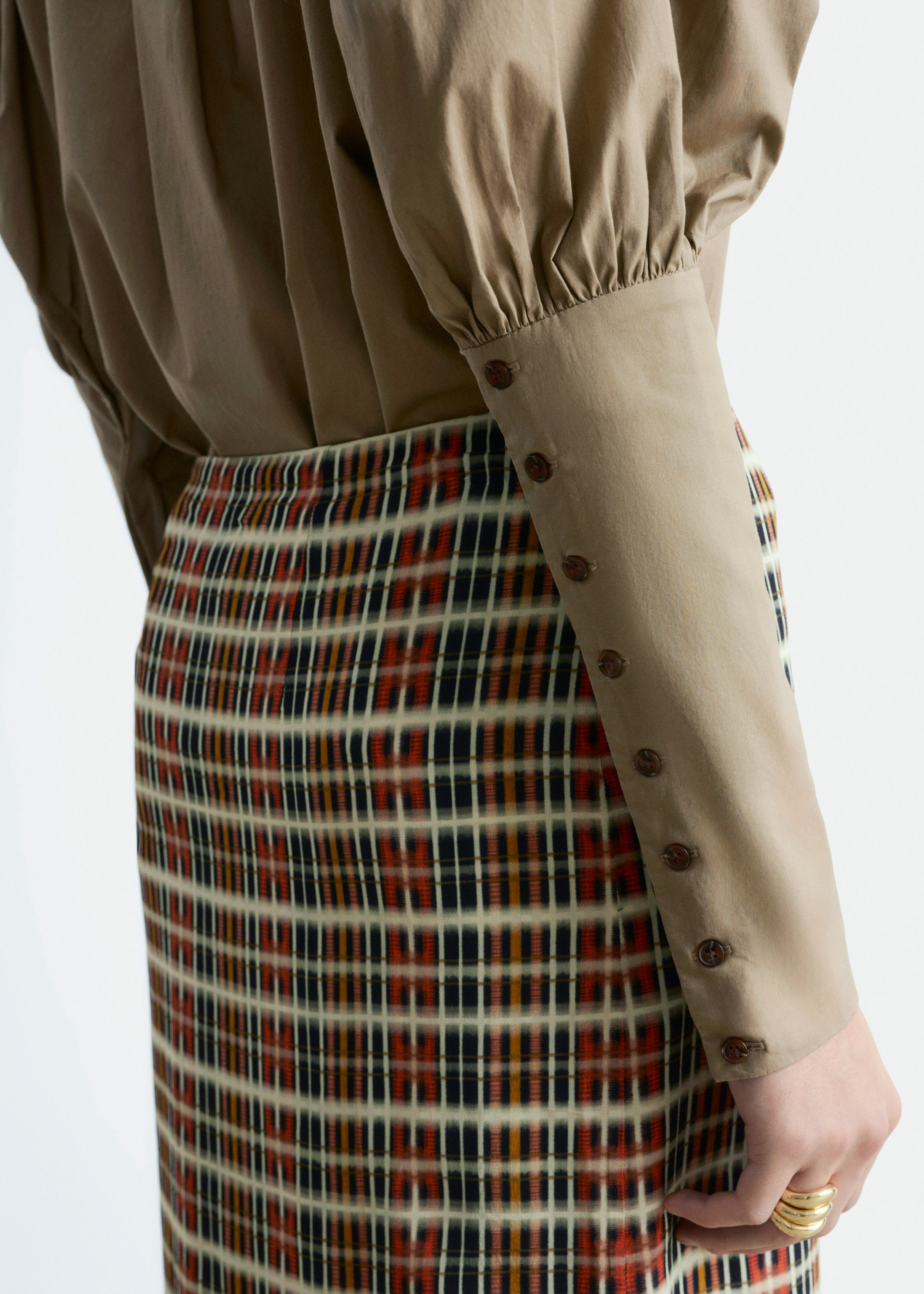 앤아더스토리즈 퍼프 슬리브 블라우스의 다크 베이지컬러 ECOMLook입니다.