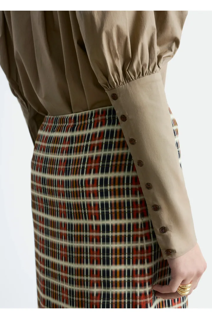 앤아더스토리즈 퍼프 슬리브 블라우스의 다크 베이지컬러 ECOMLook입니다.