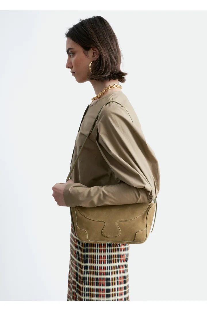 앤아더스토리즈 퍼프 슬리브 블라우스의 다크 베이지컬러 ECOMLook입니다.