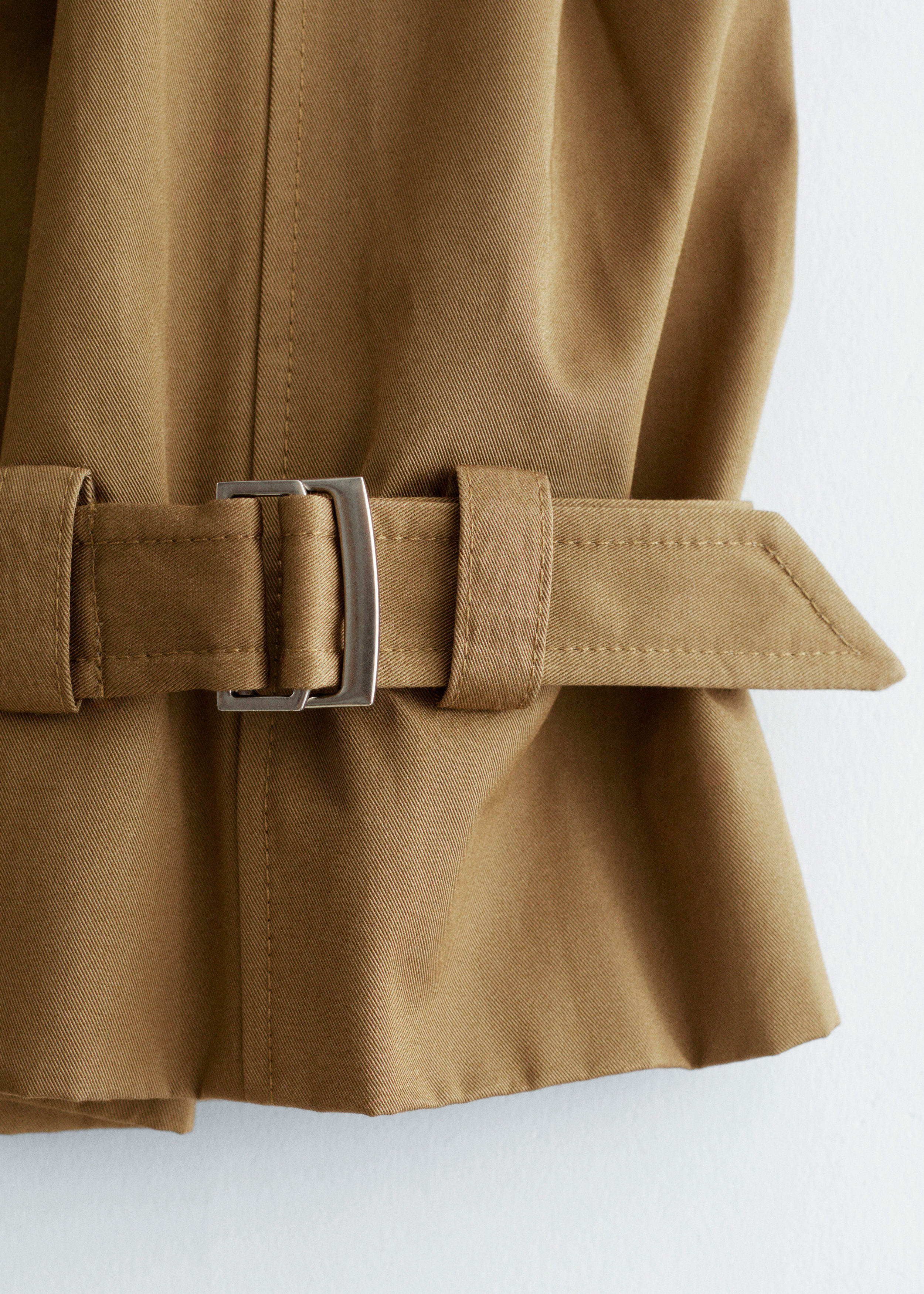 앤아더스토리즈 벨티드 카 코트의 미디엄 브라운컬러 Detail입니다.