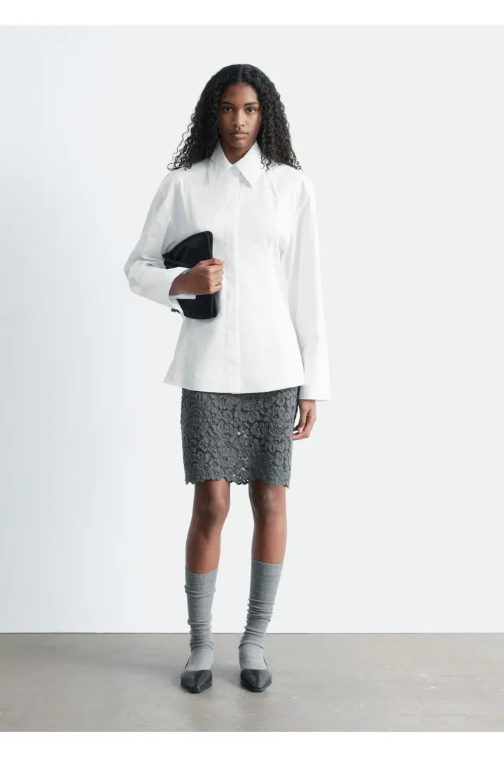 앤아더스토리즈 테이퍼드 타이 벨트 셔츠의 화이트컬러 ECOMLook입니다.